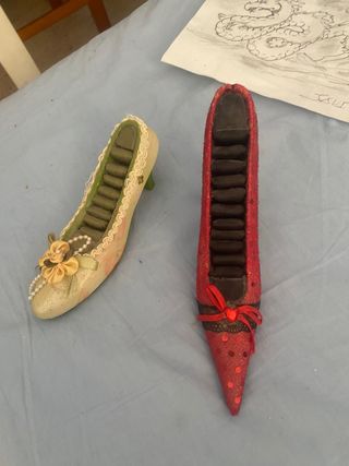 Porta anillos zapato tacón dorado y rojo