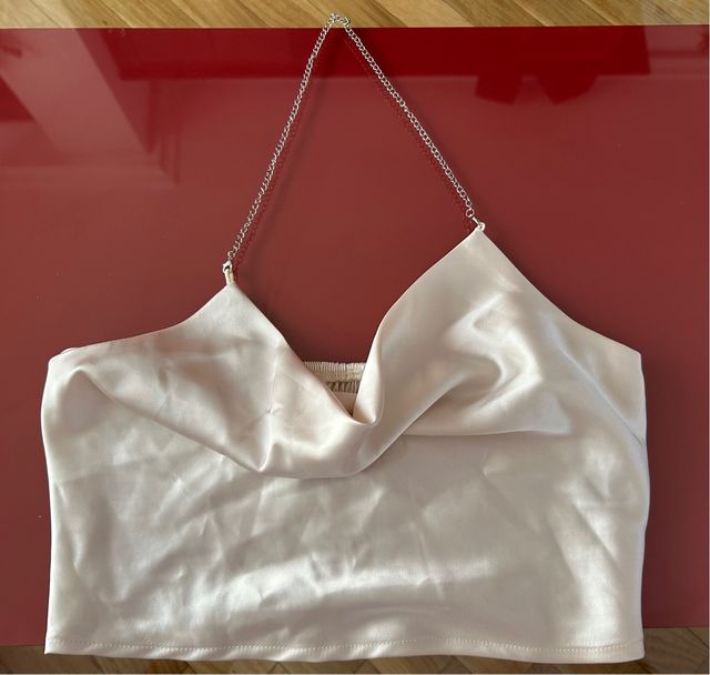 Top satinado beige con cadena