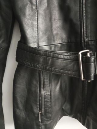 Cazadora larga de piel negra