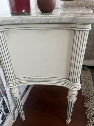 Mesita isabelina antigua con mármol (lacada blanco