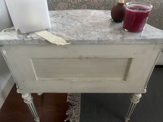 Mesita isabelina antigua con mármol (lacada blanco