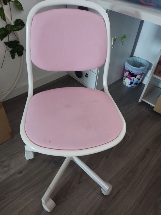 Silla ergonómica rosa y blanca