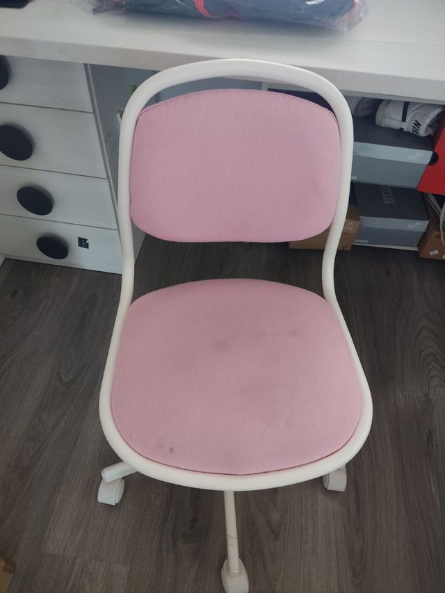Silla ergonómica rosa y blanca