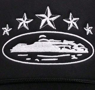 Gorra trucker negra con estrellas y barco