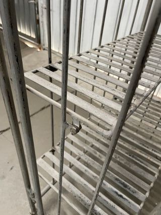 Estantería metálica gris