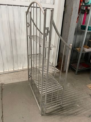 Estantería metálica gris