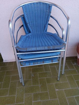 Sillas de exterior azules y plateadas