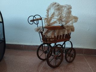 Cochecito de muñecas vintage de madera y encaje