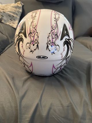 Casco de moto HJC blanco con diseño