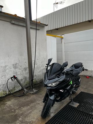 Kawasaki Ninja 400 2023 Negra/Gris