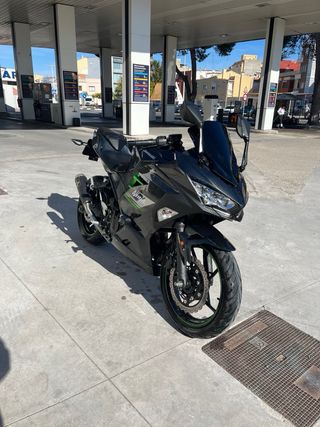 Kawasaki Ninja 400 2023 Negra/Gris