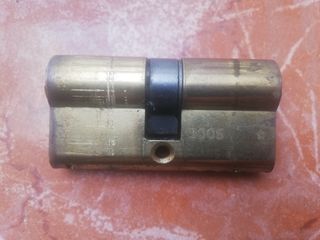 Bombin cerradura seguridad