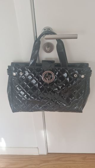 Bolso Armani Jeans Negro Charol Acolchado