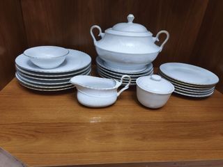 Vajilla de porcelana con filo dorado