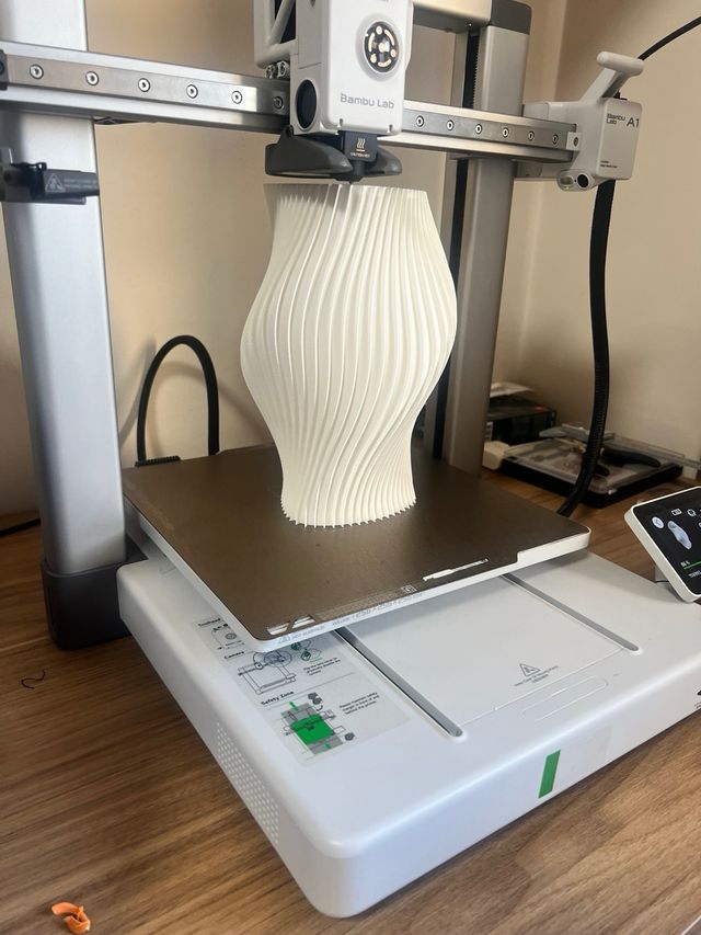 Lámpara de mesa 3D minimalista. 
