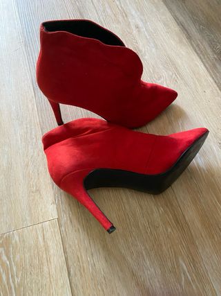 Botines de tacón rojos de terciopelo 