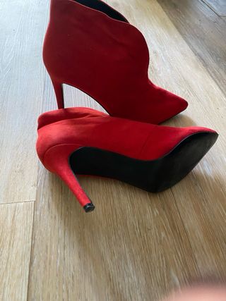 Botines de tacón rojos de terciopelo 