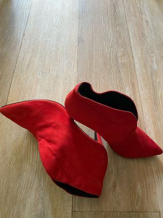Botines de tacón rojos de terciopelo 