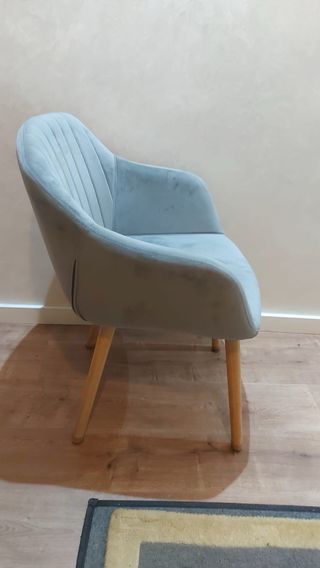  tabla  y sillas gris con patas de madera