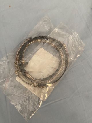 Pulsera plateada con cuentas negras