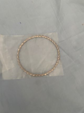 Pulsera plateada con cuentas negras