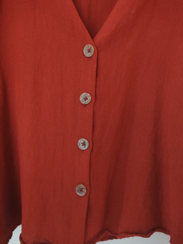 Blusa roja manga media