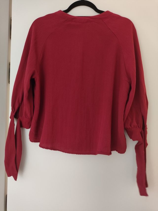 Blusa roja manga media