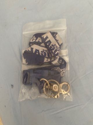 Lanyard azul con mosquetón y anilla