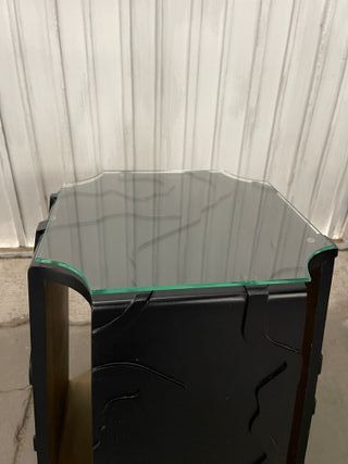 Tavolino in legno intagliato