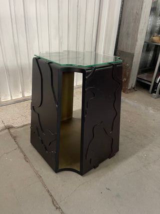 Tavolino in legno intagliato