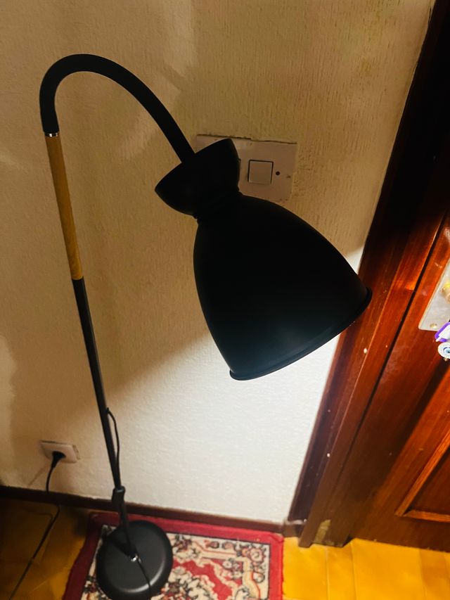 Lámpara de Pie Amdelne Negra y Dorada