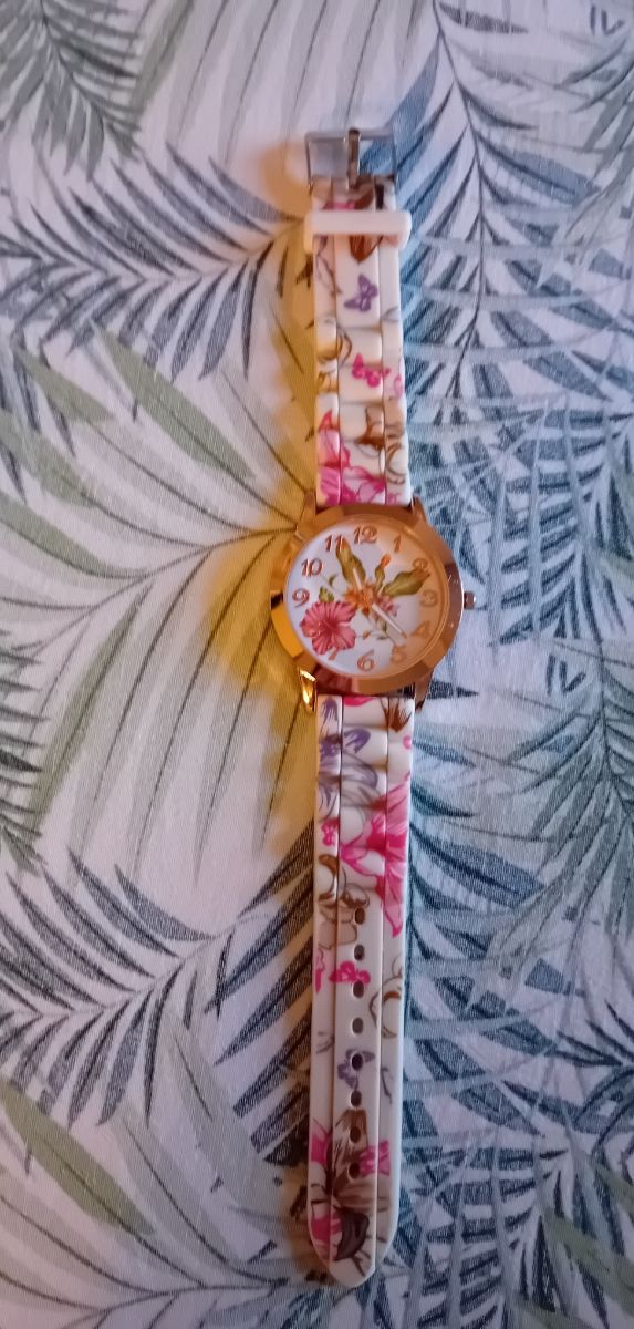 Orologio con fiori e farfalle