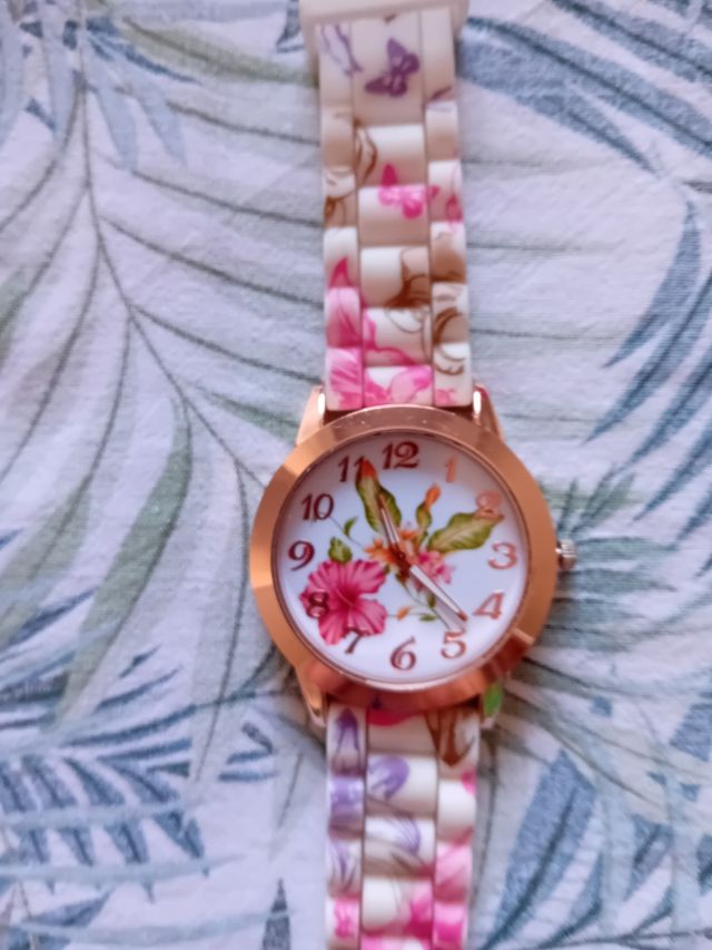 Orologio con fiori e farfalle