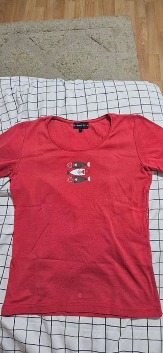 Camisa roja con estampado de peces