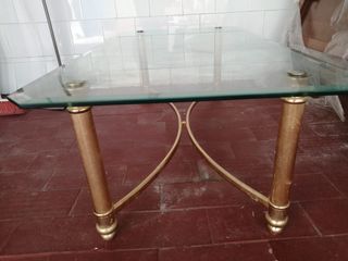 Mesa baja cristal y metal dorado
