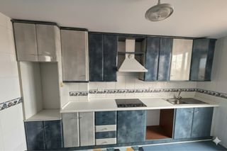 Muebles de cocina y armarios color azul y blanco.