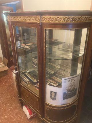 Armario de madera y cristal con detalles dorados