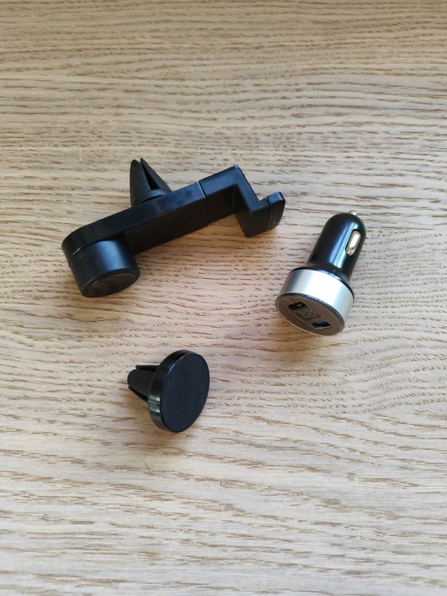 Accesorios coche: cargador USB doble y 2 soportes