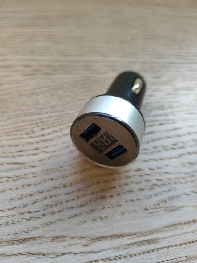 Accesorios coche: cargador USB doble y 2 soportes