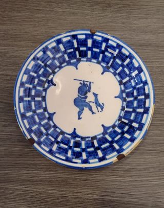 Plato antiguo Manises azul y blanco