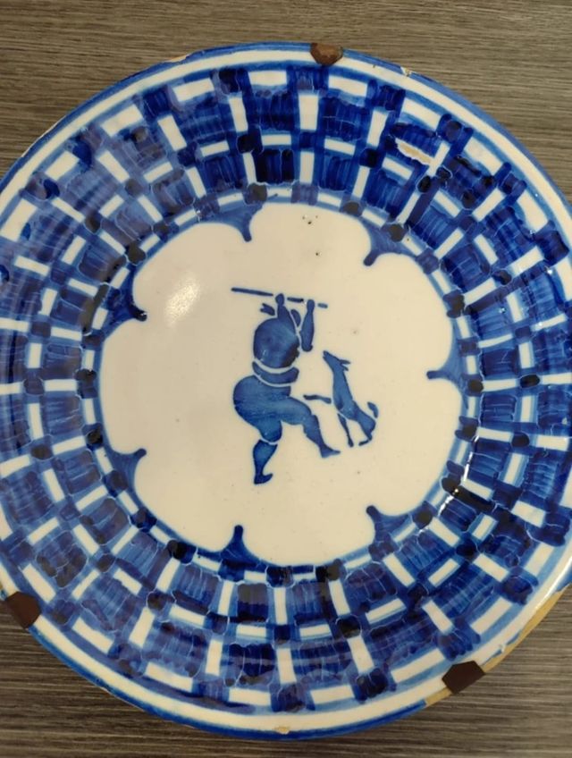 Plato antiguo Manises azul y blanco