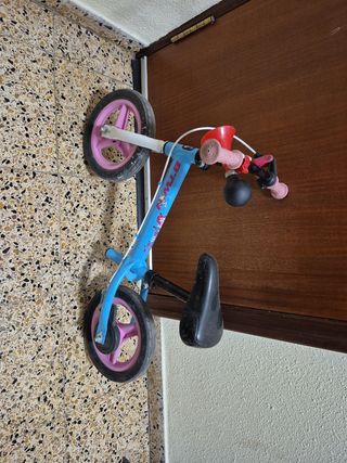 Bicicleta sin pedales azul y rosa. Btwin