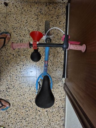 Bicicleta sin pedales azul y rosa. Btwin