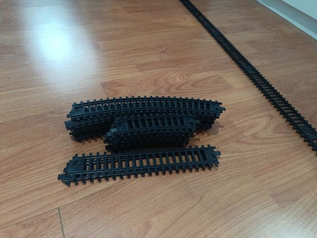 Tren de juguete con vías