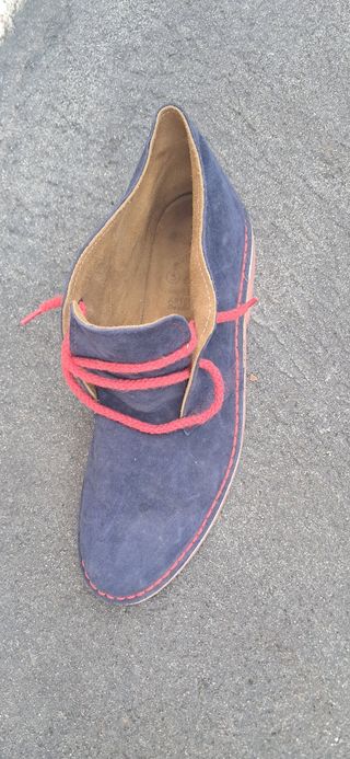 Zapatos de ante azul con cordones rojos