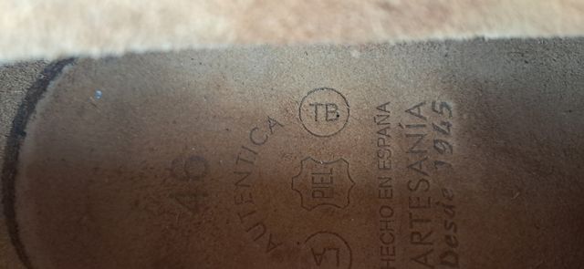 Zapatos de ante azul con cordones rojos