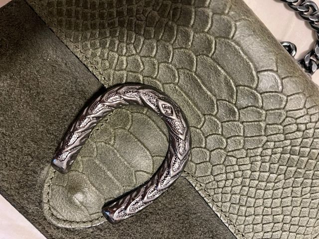 Bolso verde con detalle de herradura