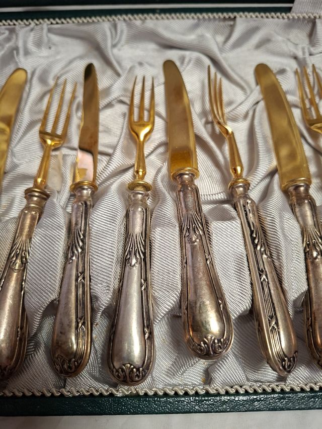 cubiertos de postre dorados y plateados