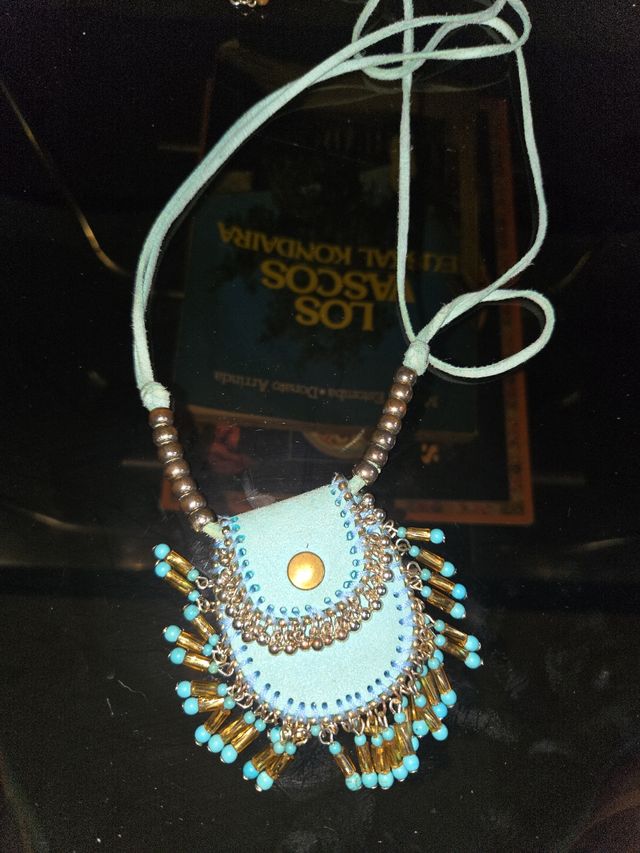 Collar con mini monedero azul y dorado