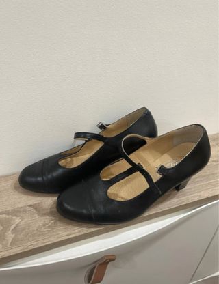 Zapatos negros de tacón con tira